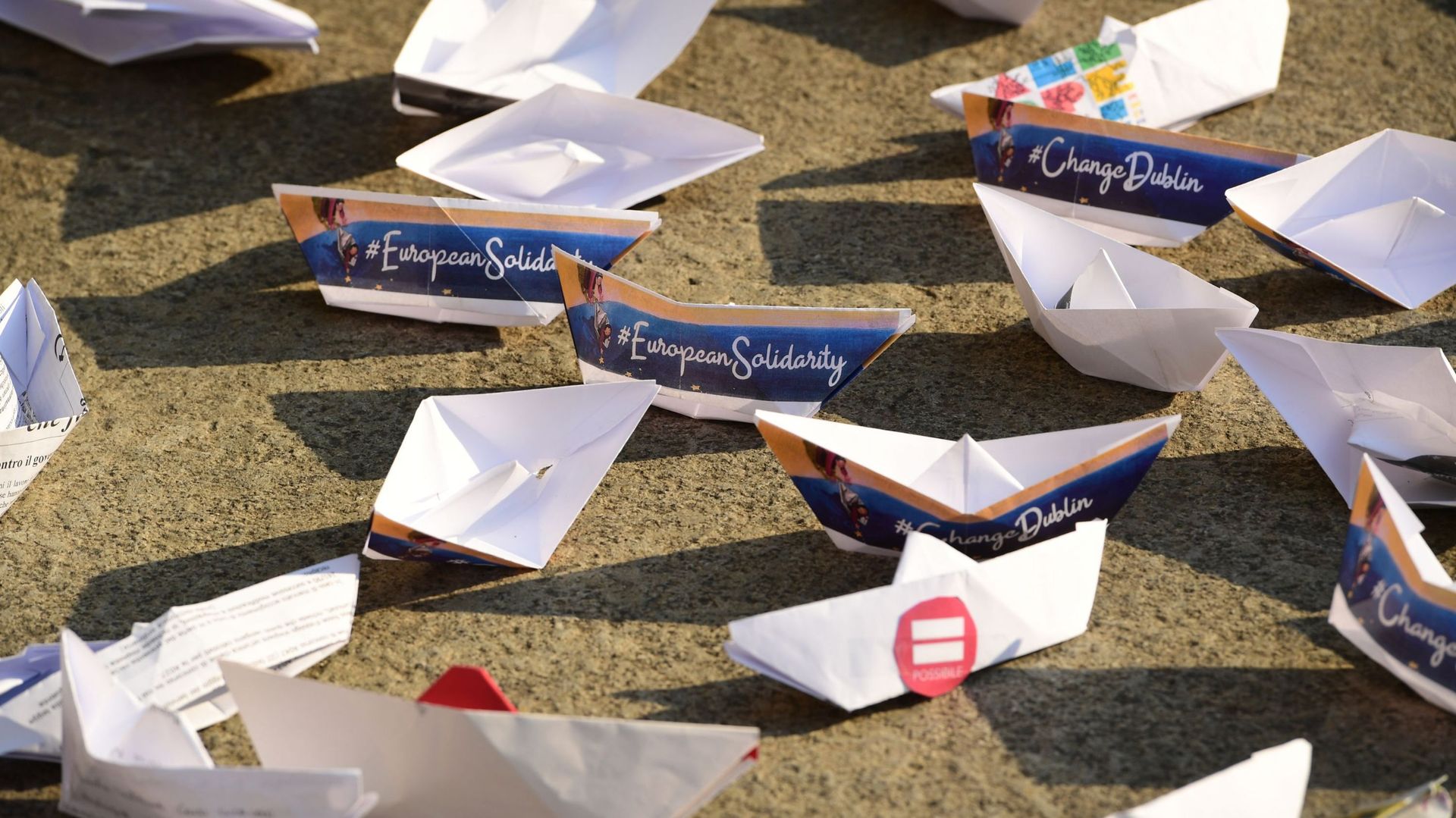 Plusieurs dizaine de bateaux en papier ont été déposés.