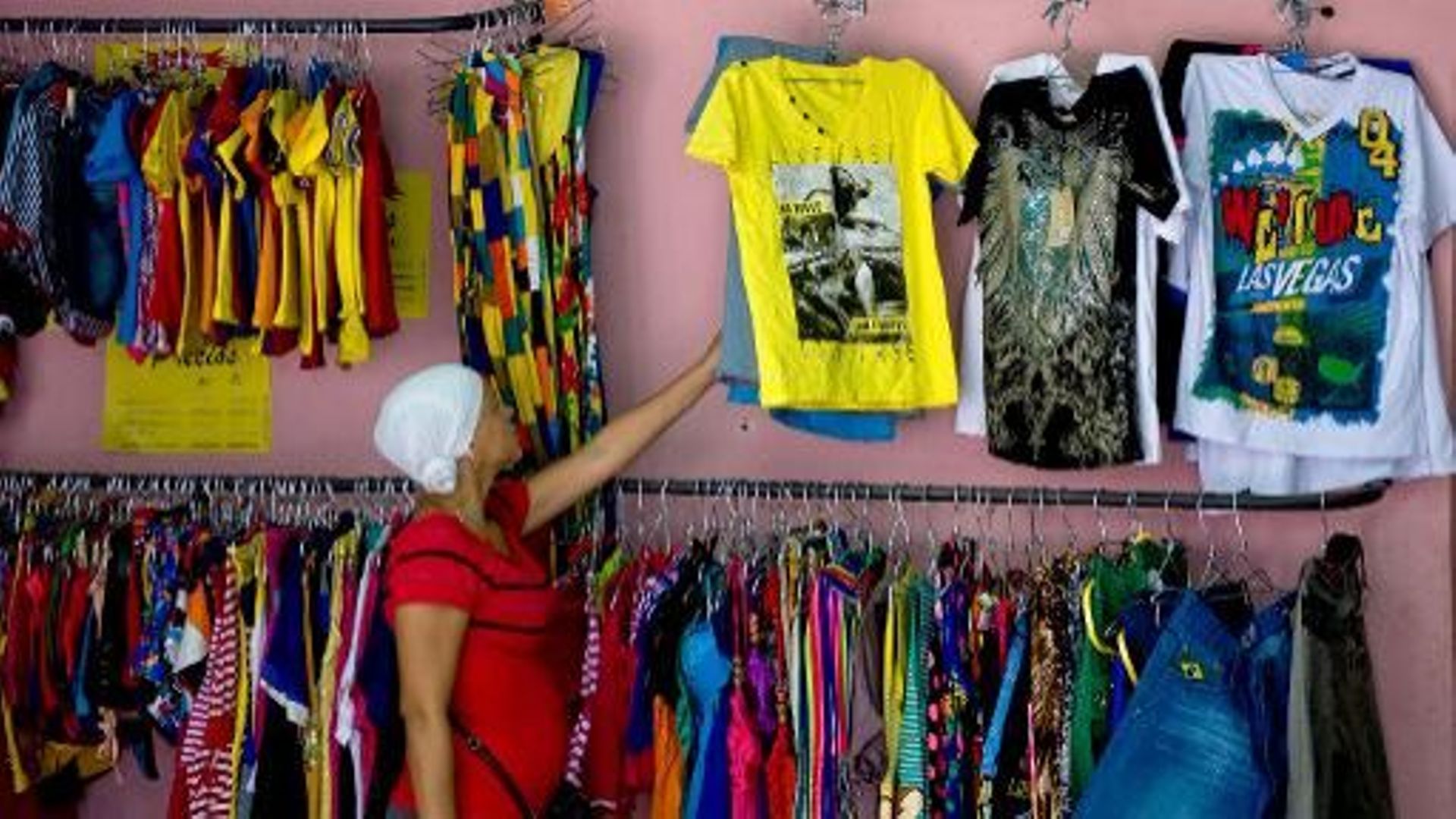 Une cliente dans une boutique de vêtements importés à La Havane, le 4 octobre 2013