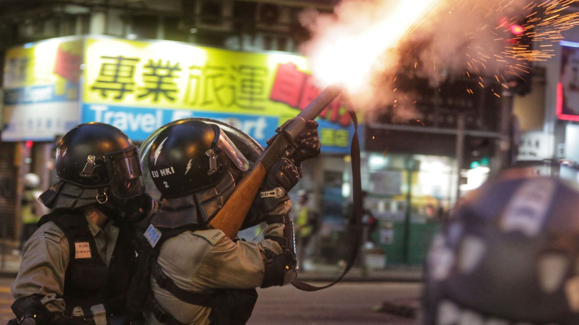 Manifestation, interdictions bravées et gaz lacrymogènes au centre de Hong Kong