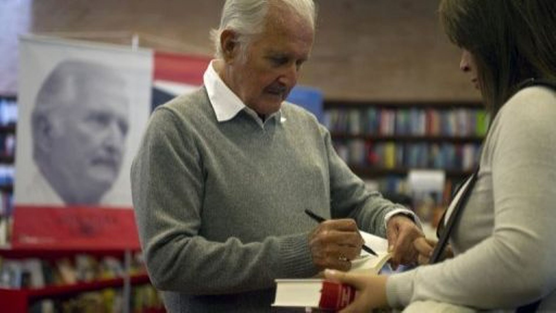 L'écrivain mexicain Carlos Fuentes dédicace un livre à Bogota, le 1er février 2012