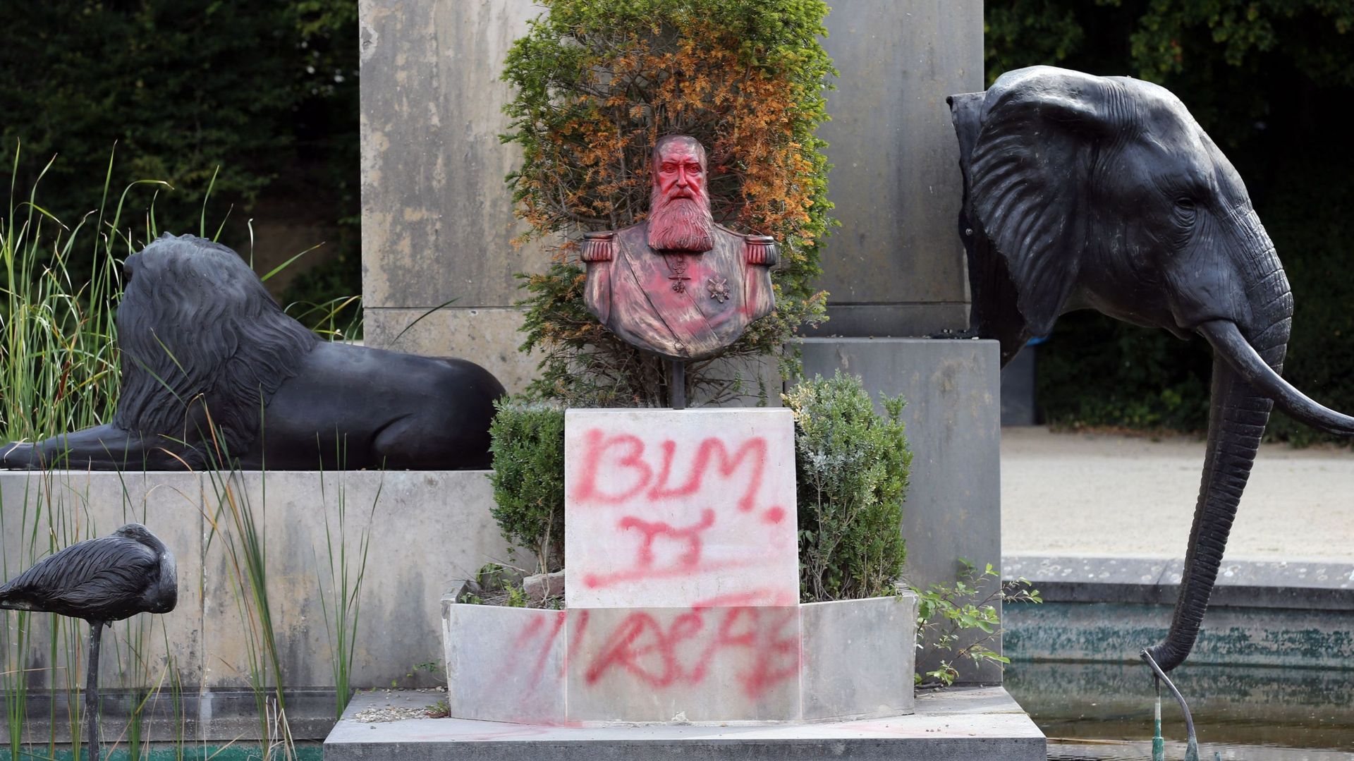 Un buste de Léopold II vandalisé, à Tervueren.
