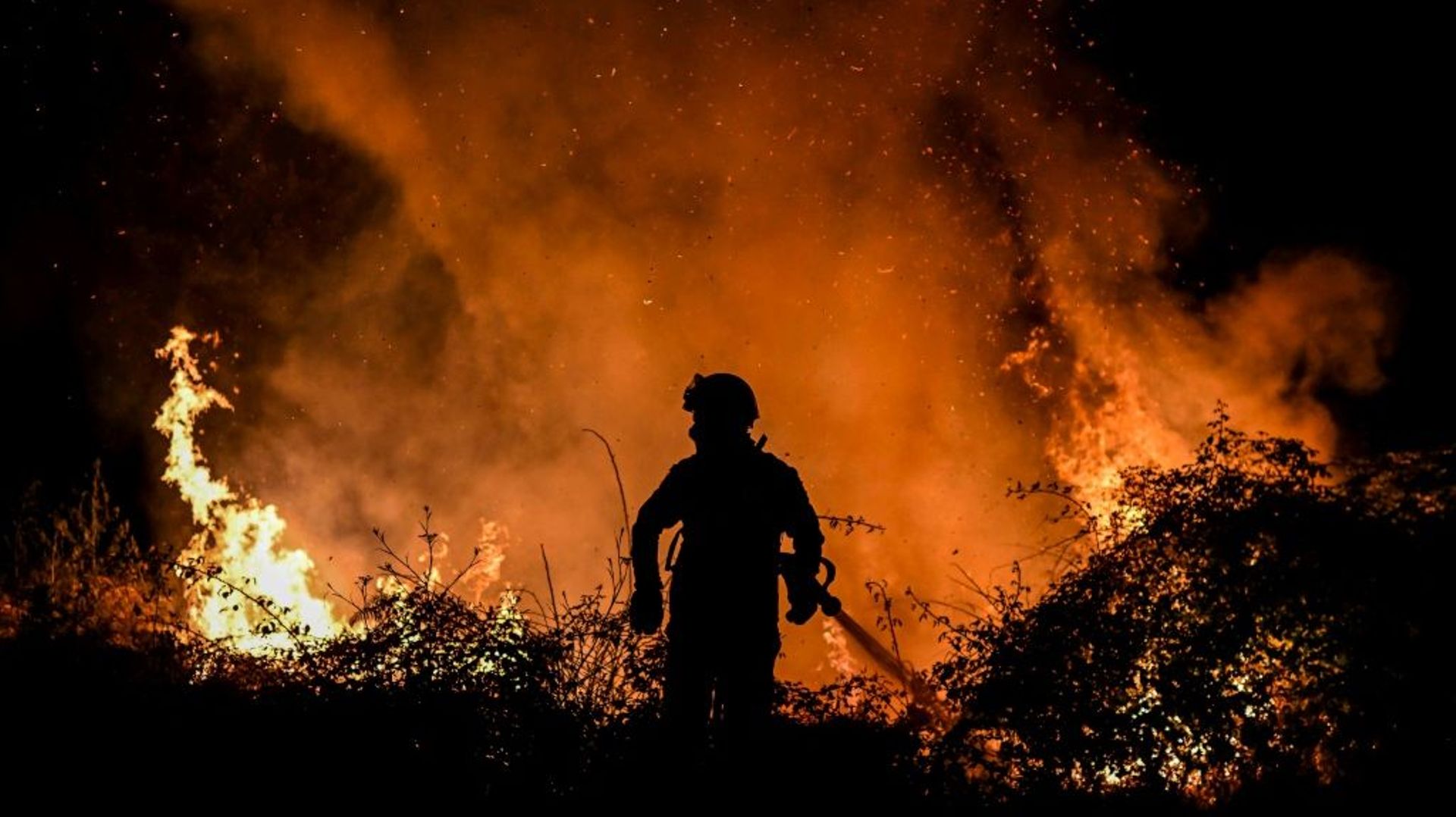 Un pompier lutte contre un incendie près du village de Eiriz à Baio (nord du Portugal), le 15 juillet 2022 