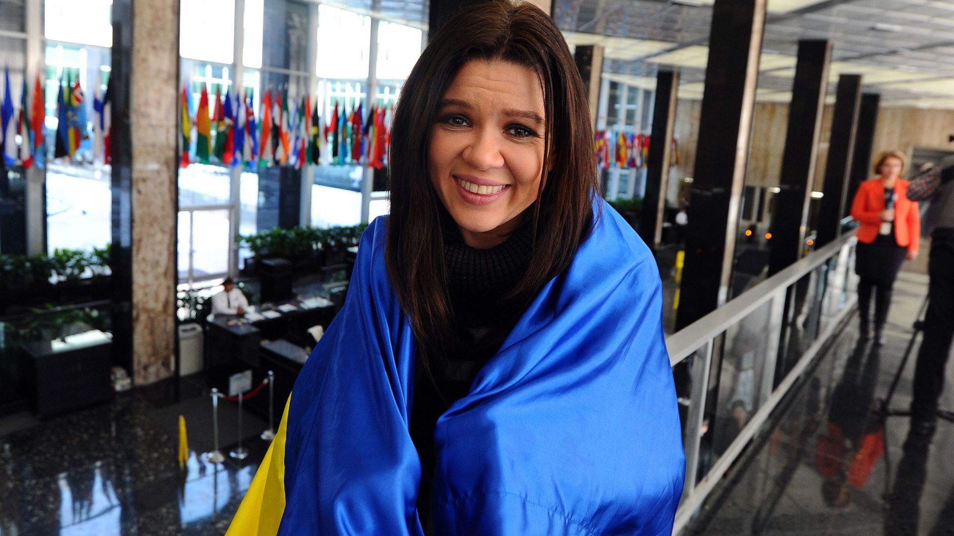 Ruslana drapée dans un drapeau ukrainien