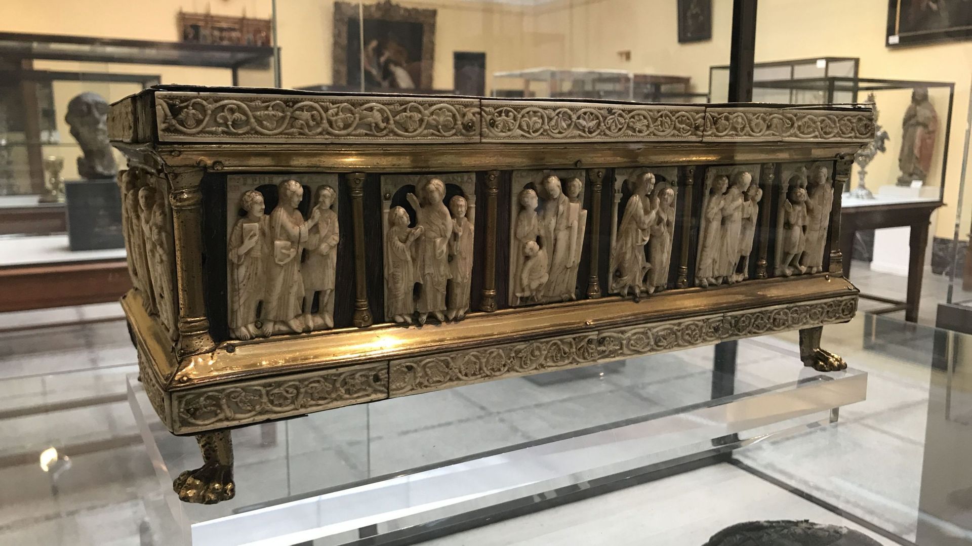 Le trésor de la cathédrale Saint-Aubain ouvre à nouveau ses portes. Ici un autel portatif orné en ivoire de morse