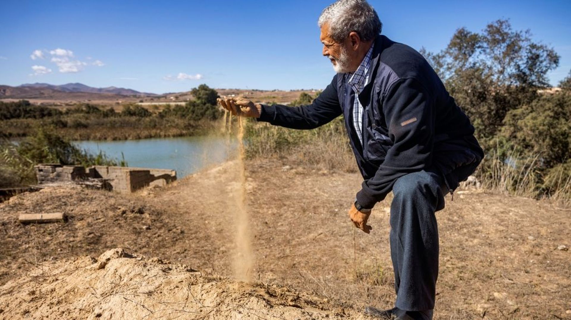 L'écologiste marocain Mohamed Benata constate l'assèchement du fleuve Moulouya, dans le nord-est du pays, le 2 novembre 2021