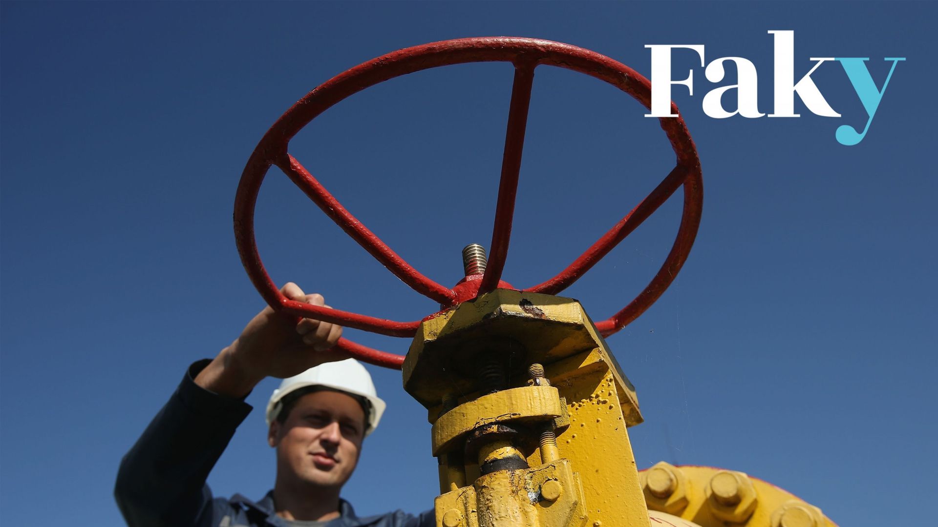 Un ouvrier saisit un volant d’une vanne à l’installation de gaz naturel de Dashava, le 18 septembre 2014 à Dashava, en Ukraine. (Image d’illustration)