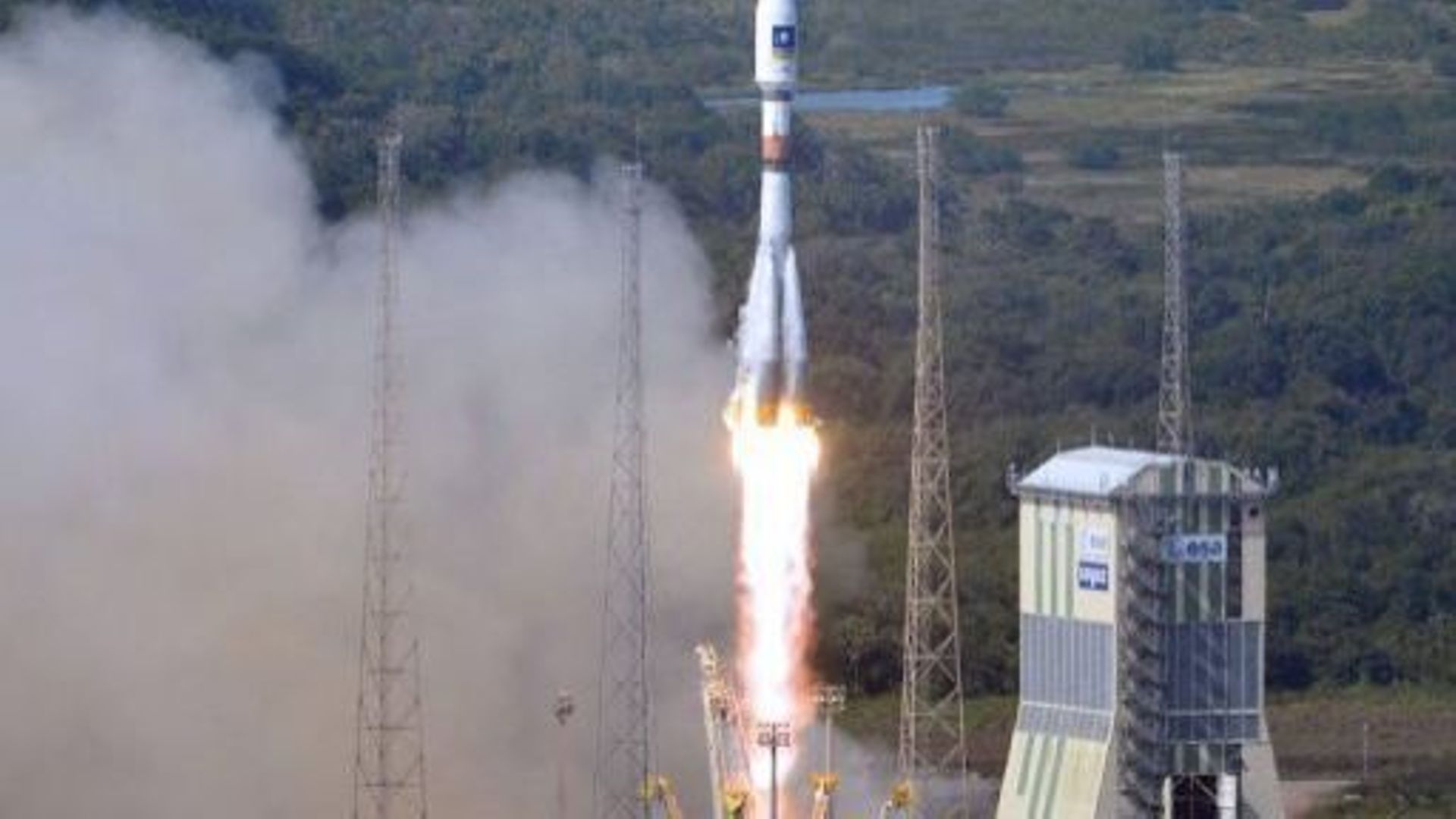 Photo de l'Agence spatiale européenne (ESA) montrant la fusée Soyouz en train de décoller de Kourou, le 12 octobre 2012