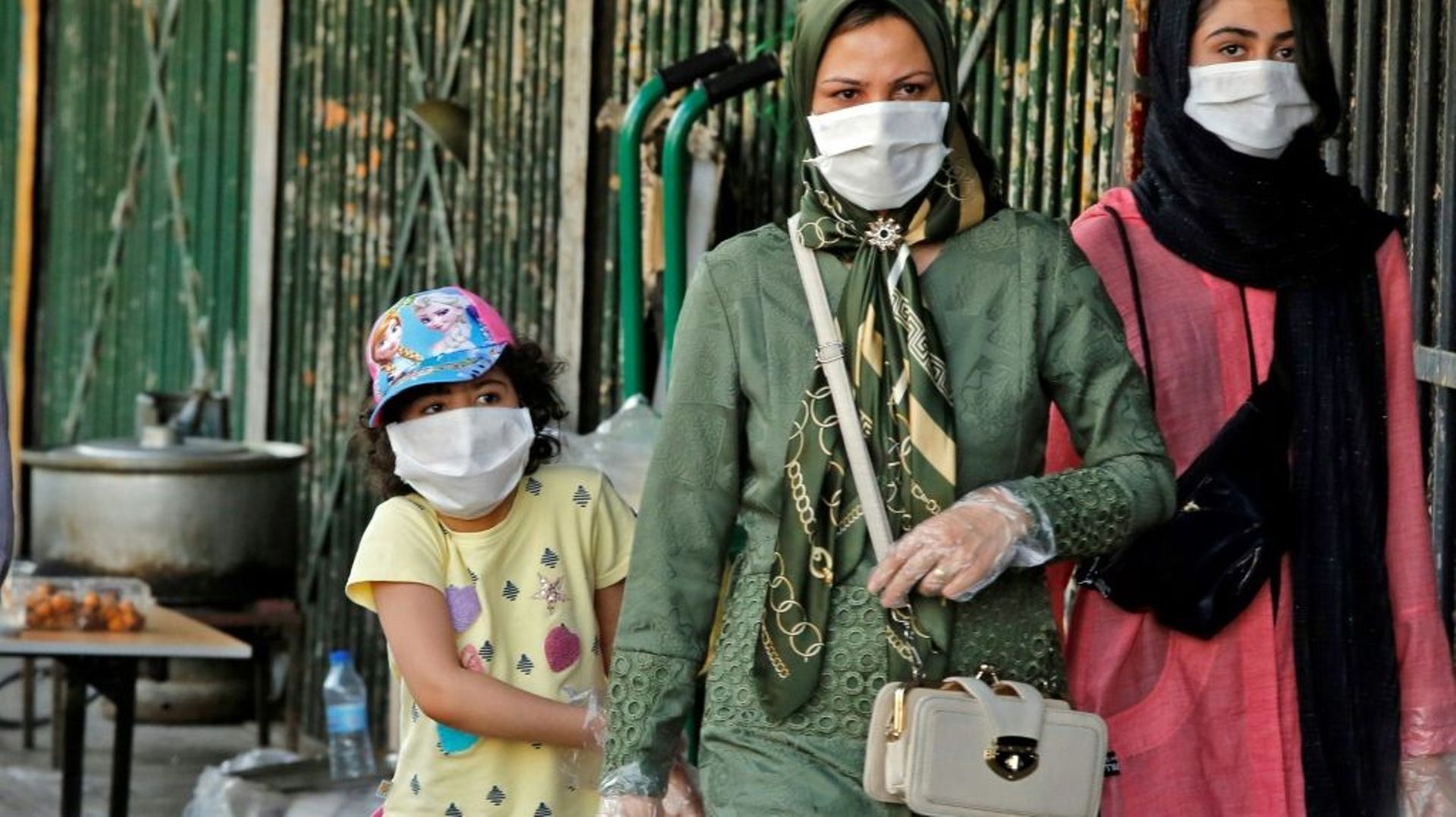 Des Iraniennes portent des masques de protection contre le coronavirus dans une rue de Téhéran, le 3 juin 2020
