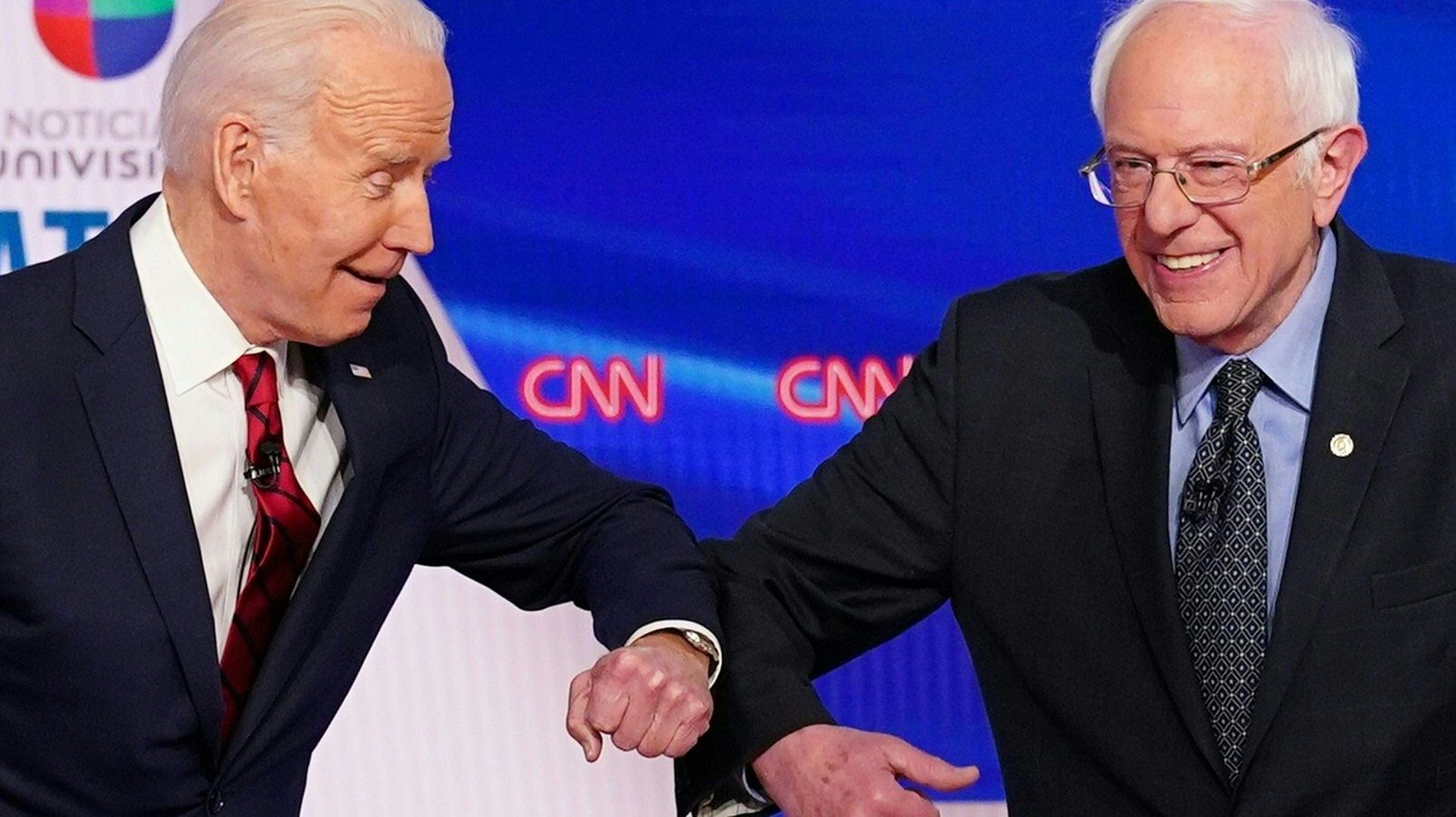 Les candidats démocrates à la présidence, l’ancien vice-président des États-Unis Joe Biden (à gauche) et le sénateur Bernie Sanders, se saluent d’un coup de coude sûr avant le début du 11e débat présidentiel du Parti démocrate 2020 dans un studio du Burea