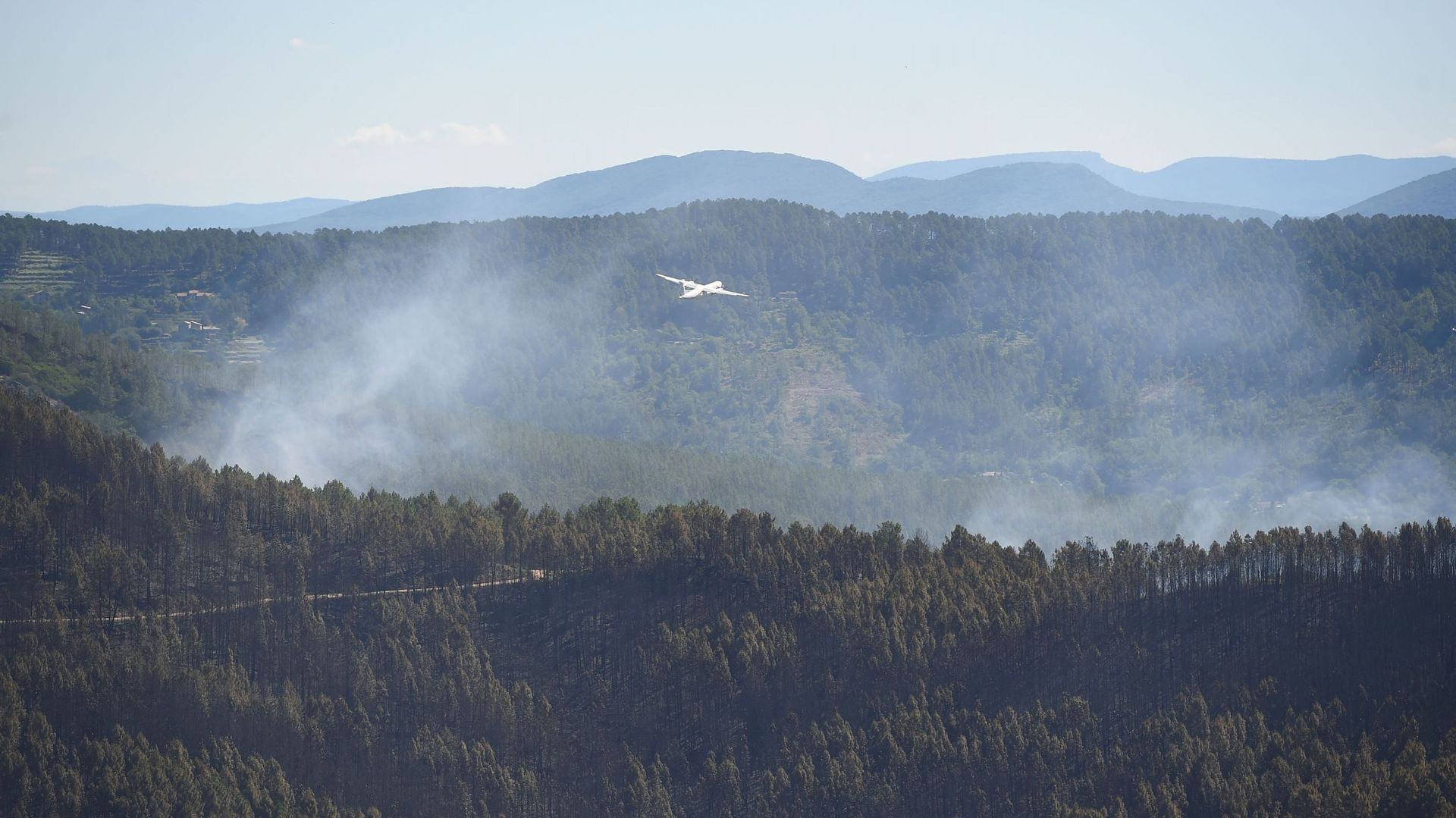 Une photo prise près de Besseges, dans le sud de la France, le 8 juillet 2022, montre un avion Dash 8 Q400-MRE en vol après avoir éteint un feu de forêt.