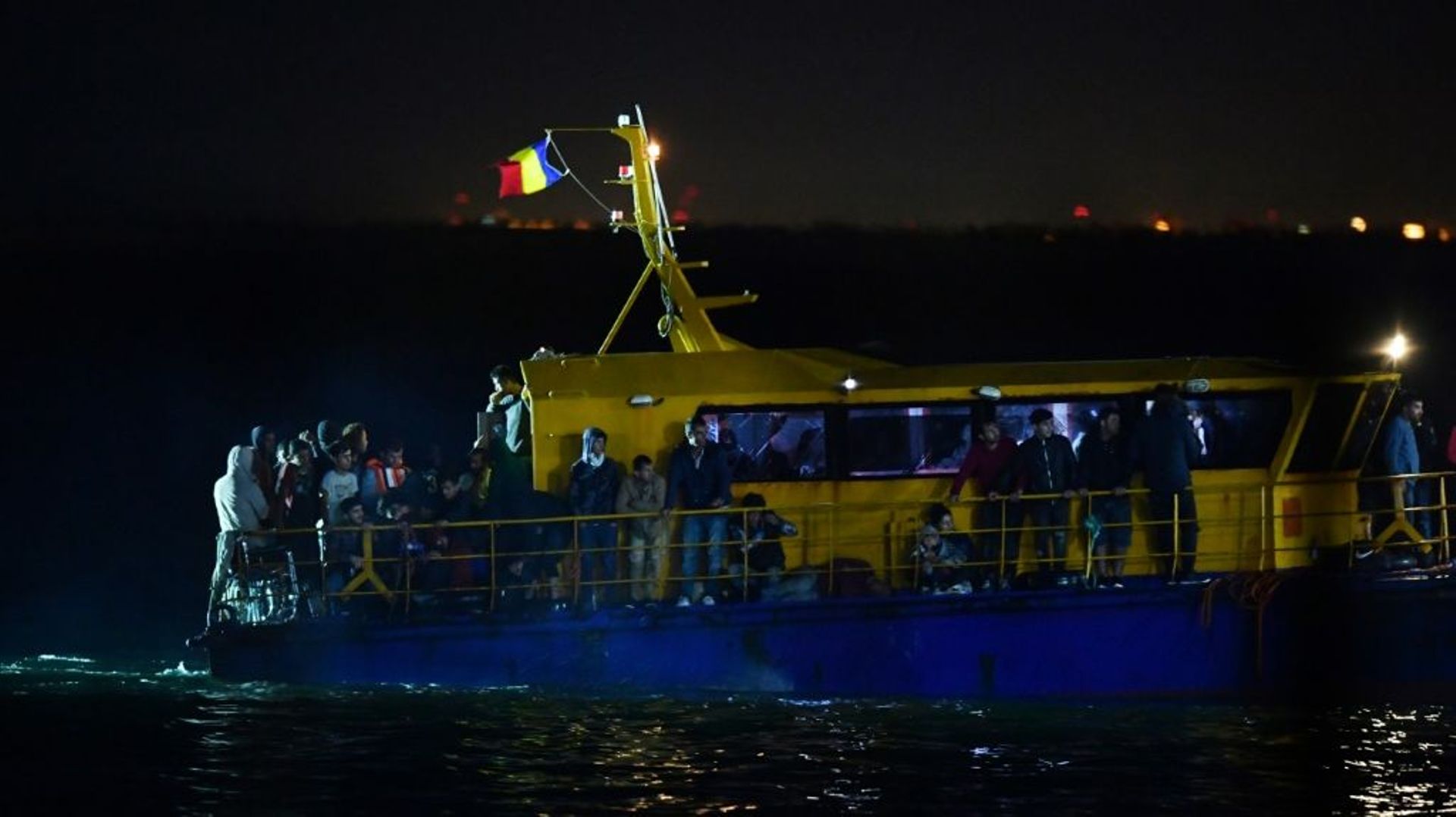 Un navette transportant des migrants entre dans le port de Midia en Roumanie sur la côte de la mer Noire, près de la ville de Navodari le 13 septembre 2017