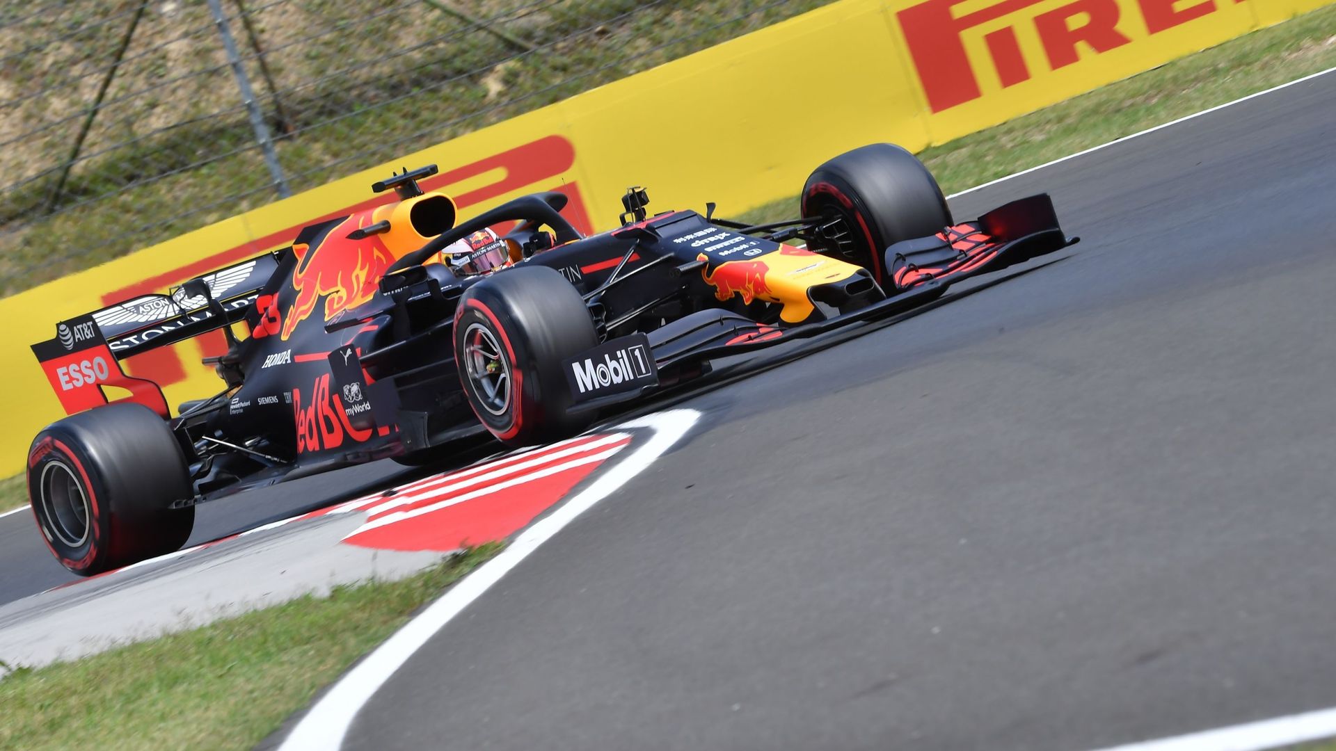 Max Verstappen en pole en Hongrie devant les Mercedes