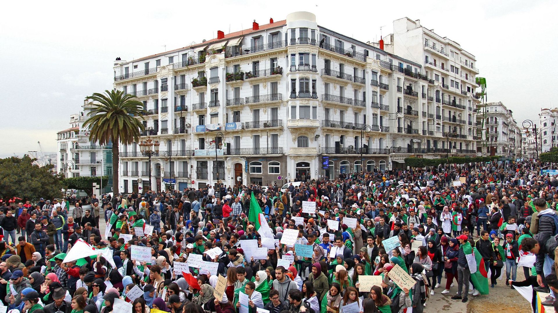 Algérie: le camp Bouteflika se fissure, selon les analystes