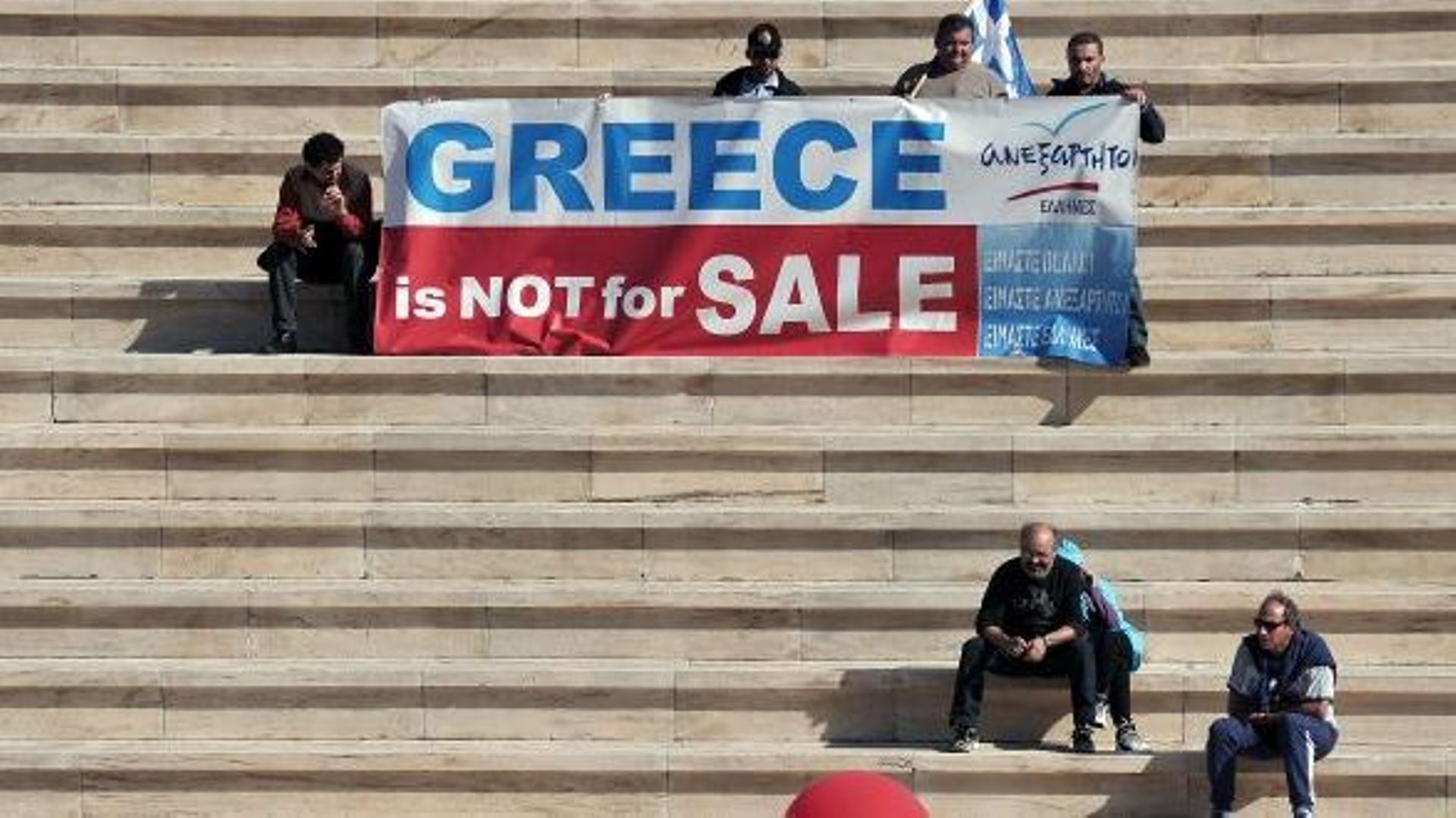Les Grecs manifestent alors que leurs députés vont voter le budget 2013