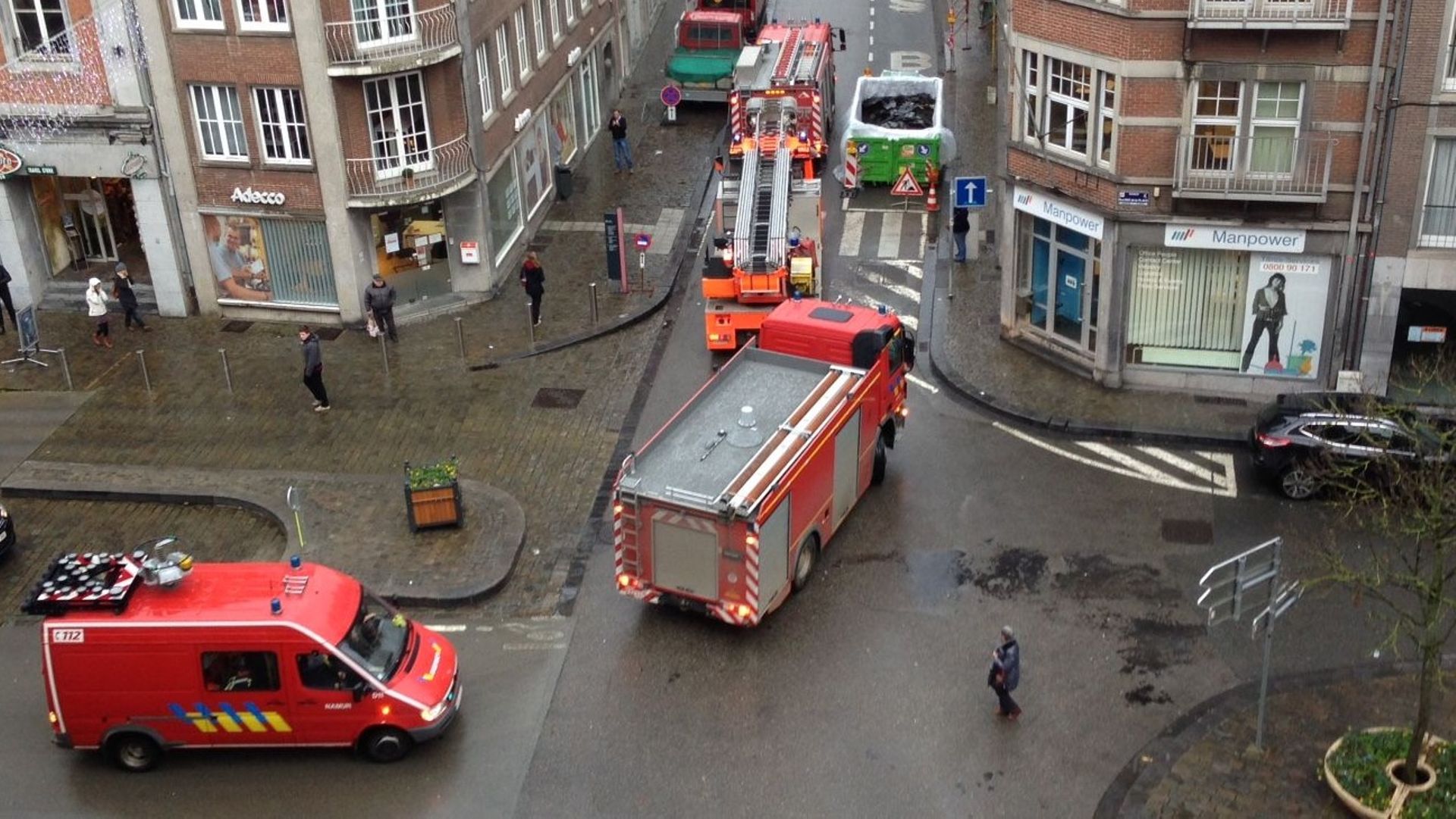 Les camions de pompiers tournent dans les rues de Namur