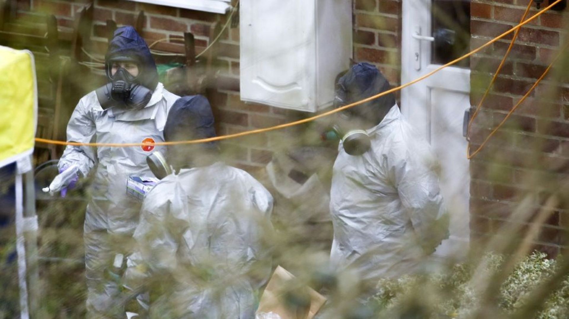 Des enquêteurs britanniques devant la maison de Sergueï Skripal à Salisbury, en Angleterre, le 26 mars 2018