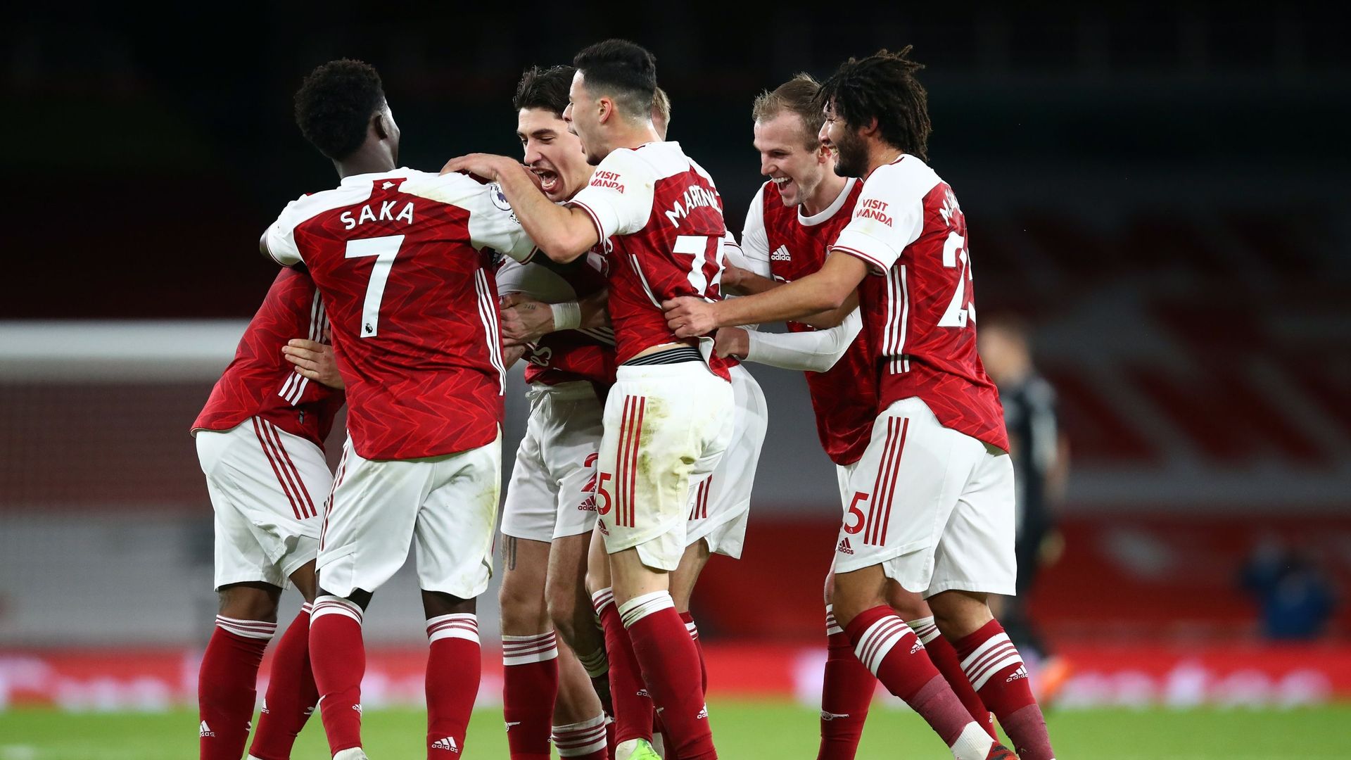 Les joueurs d'Arsenal célèbrent le but de Saka