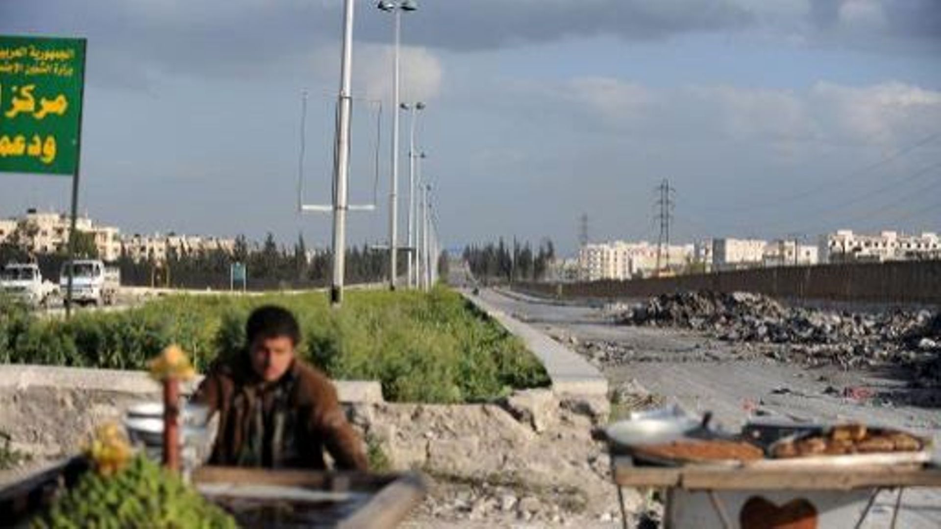 Un Syrien près de l'aéroport d'Alep, le 28 mars 2013