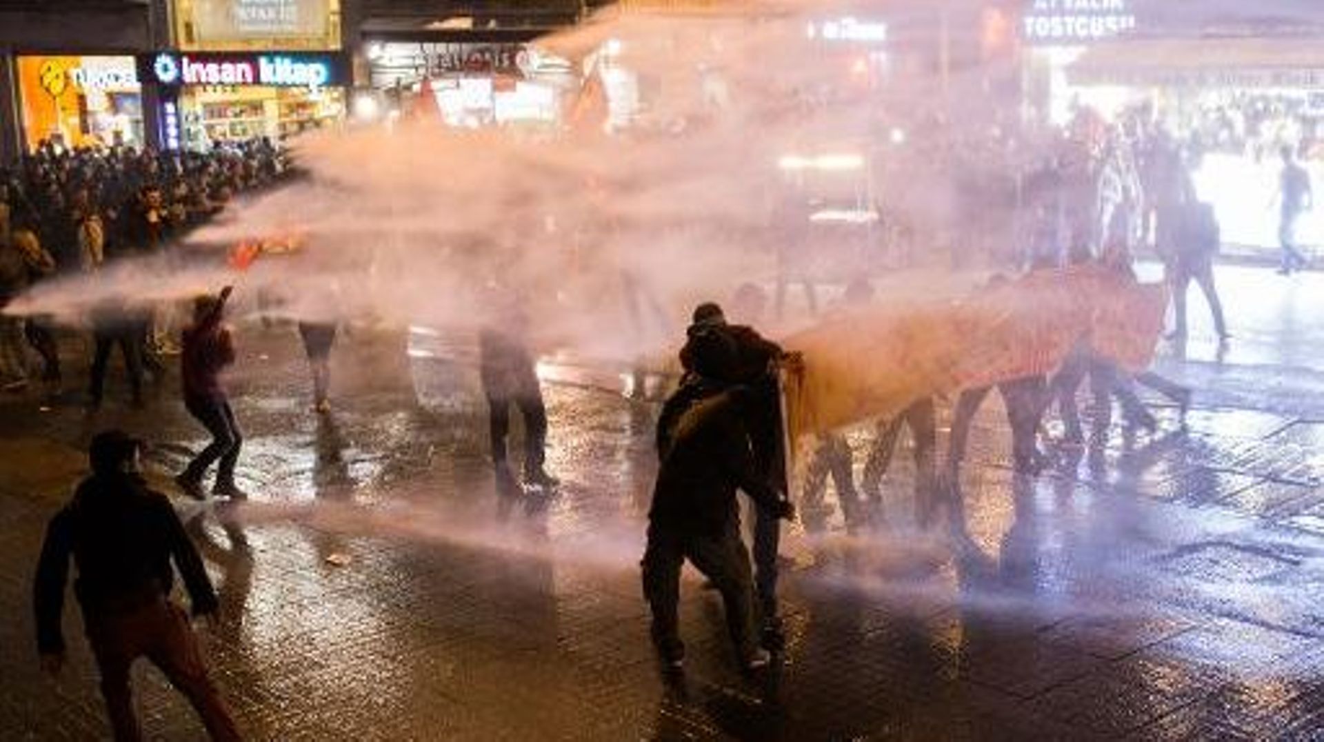 La police utilise un canon à eau contre des personnes manifestant contre la nouvelle loi sur internet, le 18 janvier 2014 à Istanbul