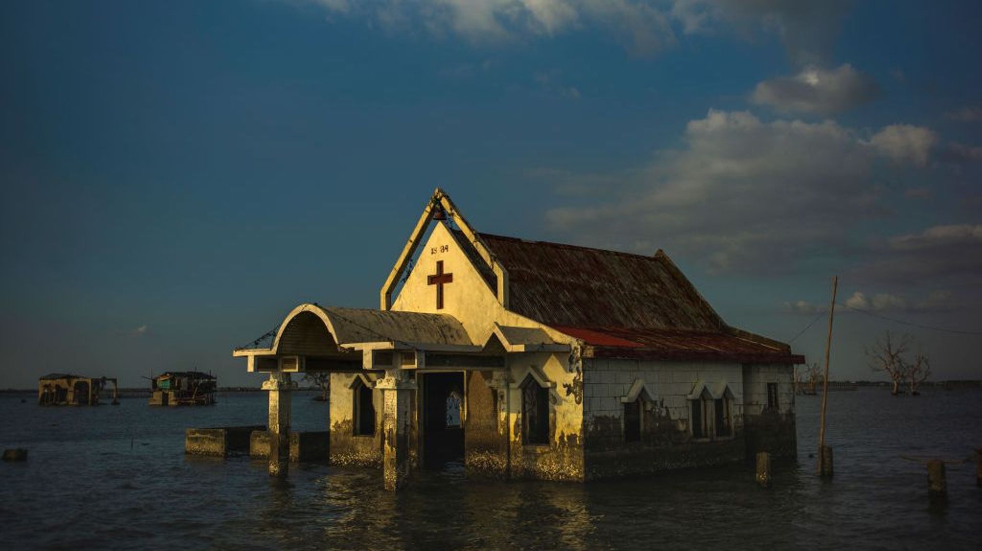 Filipinos Face Rising Sea Levels At Bulacan&#39;s Sinking Village