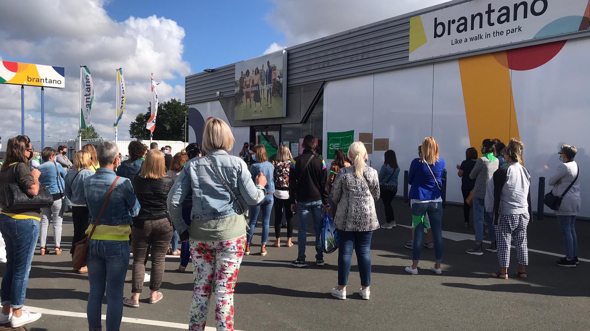 Une centaine de travailleurs se sont rassemblés devant le magasin Brantano de Champion (Namur) ce mardi matin. Ils refusent la fatalité de la faillite.
