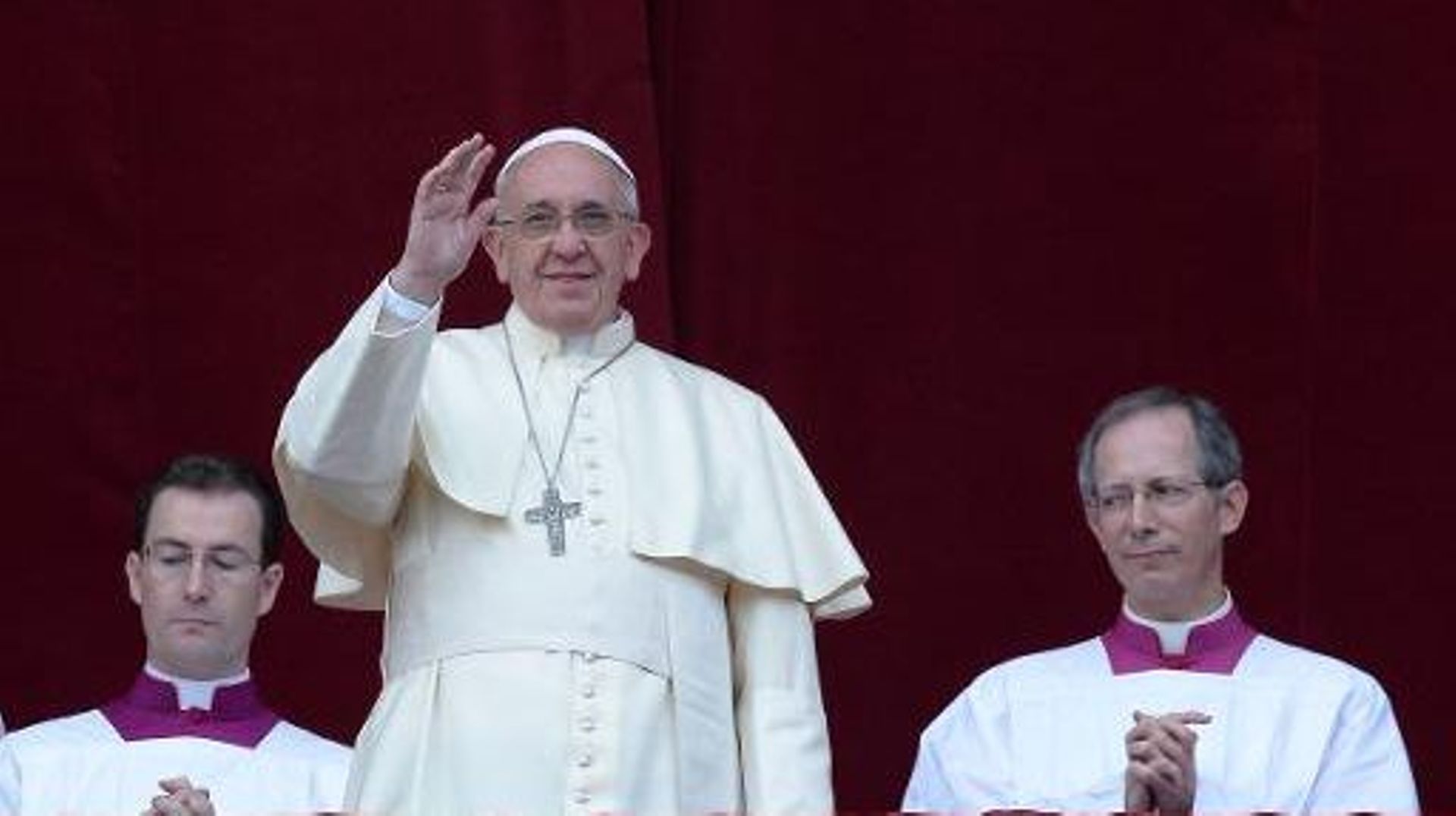 Le pape François bénit la foule depuis le balcon de la basilique Saint-Pierre le 25 décembre 2013 à Rome