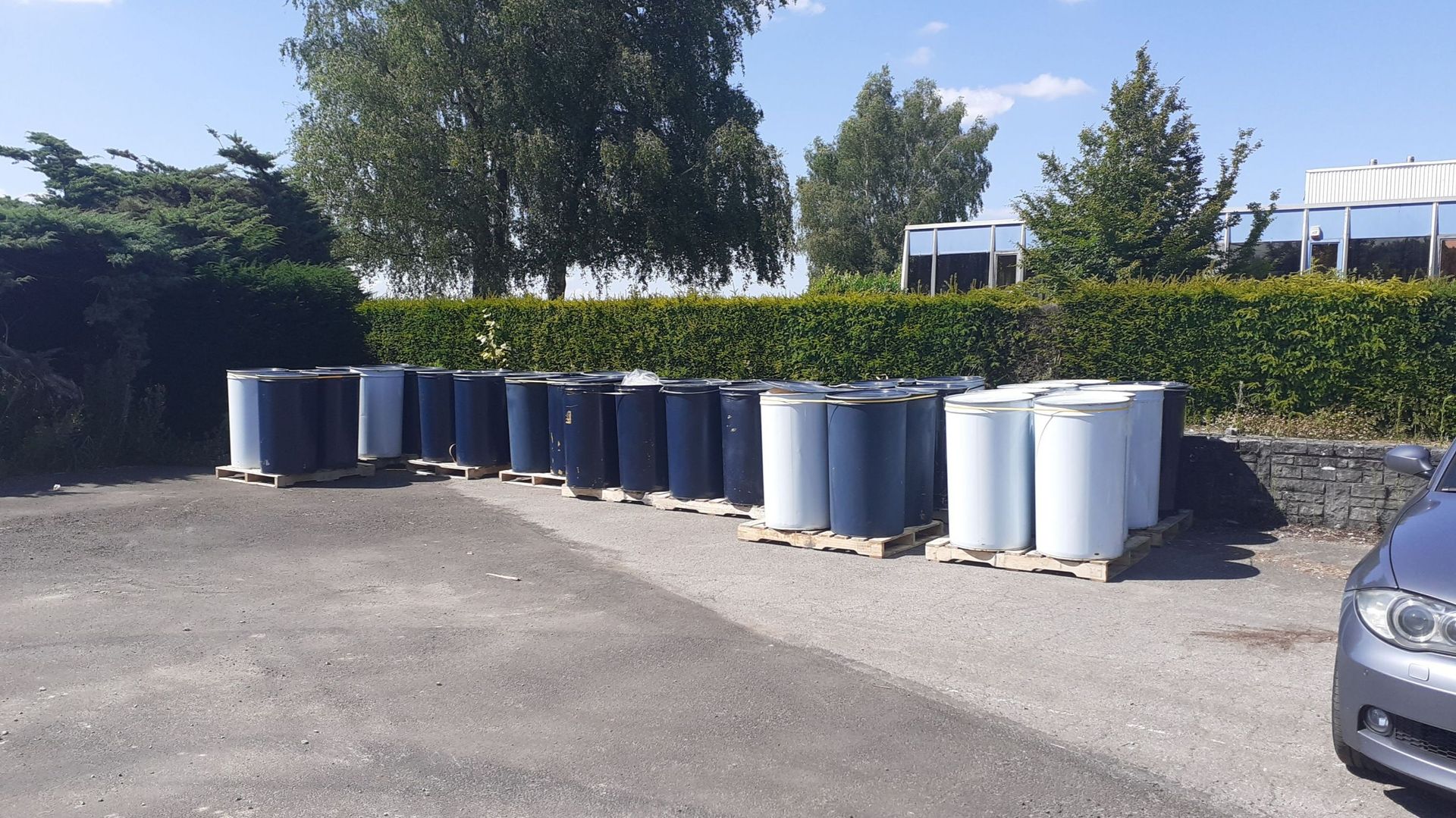40 fûts d'une contenance de 200 litres ont été découverts sur le parking privé de l'entreprise nivelloise. Le contenu du dépôt clandestin sera analysé dans les prochains jours.  