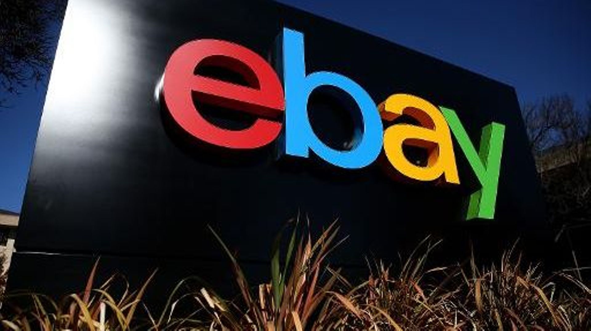 Le logo de eBay devant le siège social du groupe en Californie, le 22 janvier 2014