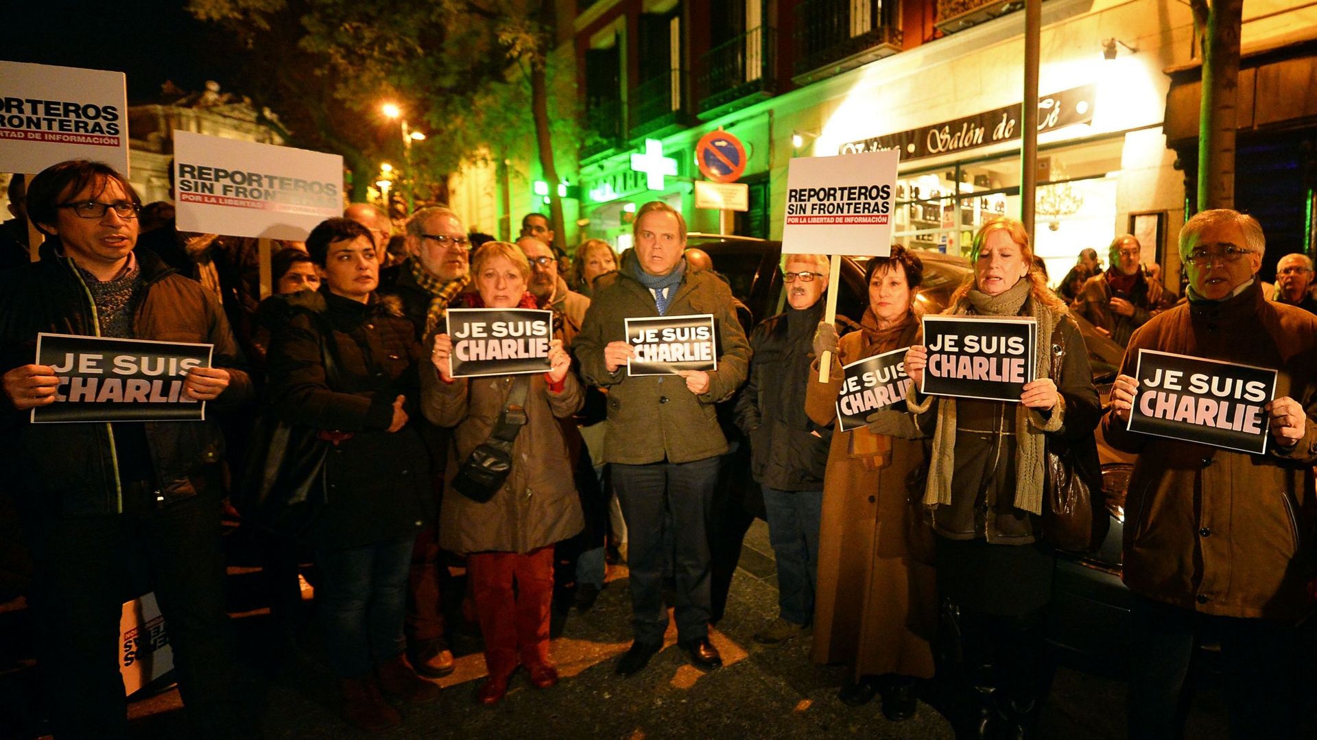 Des manifestants brandissent des pancartes "Je suis Charlie" à Madrid (Espagne).