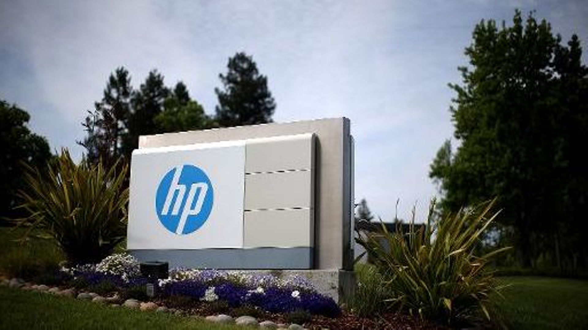 HP a prévu de se scinder plus tard cette année en deux sociétés distinctes: HP Enterprise, qui se concentrera sur les services, et HP Inc, qui rassemblera les activités dans les PC et imprimantes