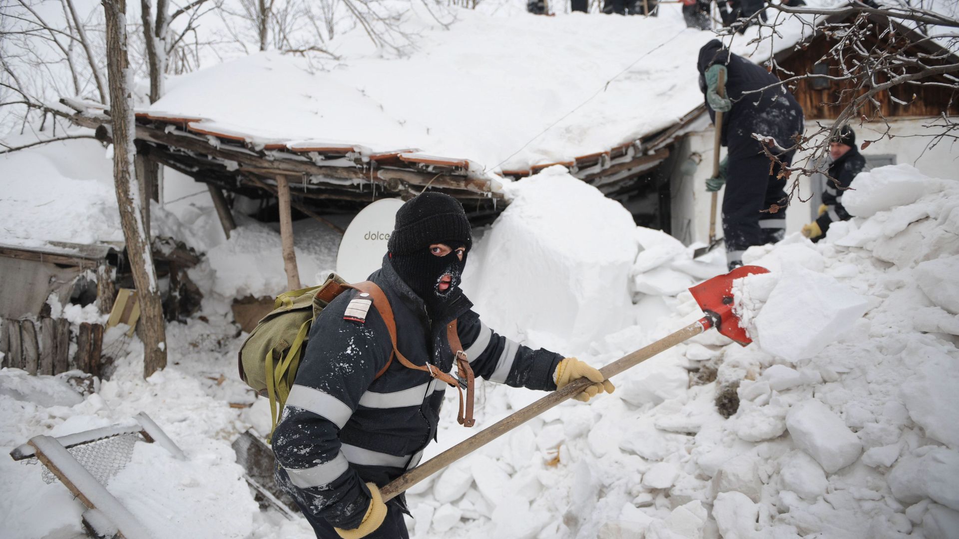 Les pompiers roumains à pied d'oeuvre pour dégager leurs concitoyens bloqués par la neige