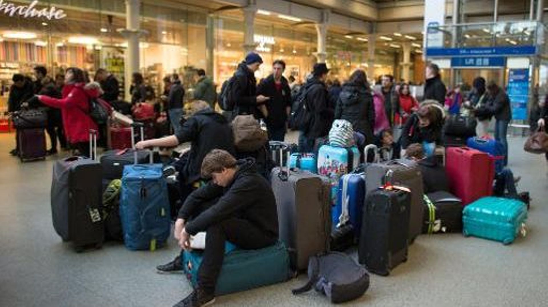 Des passagers attendent à la gare de Saint Pancras à Londres, le 17 janvier 2015