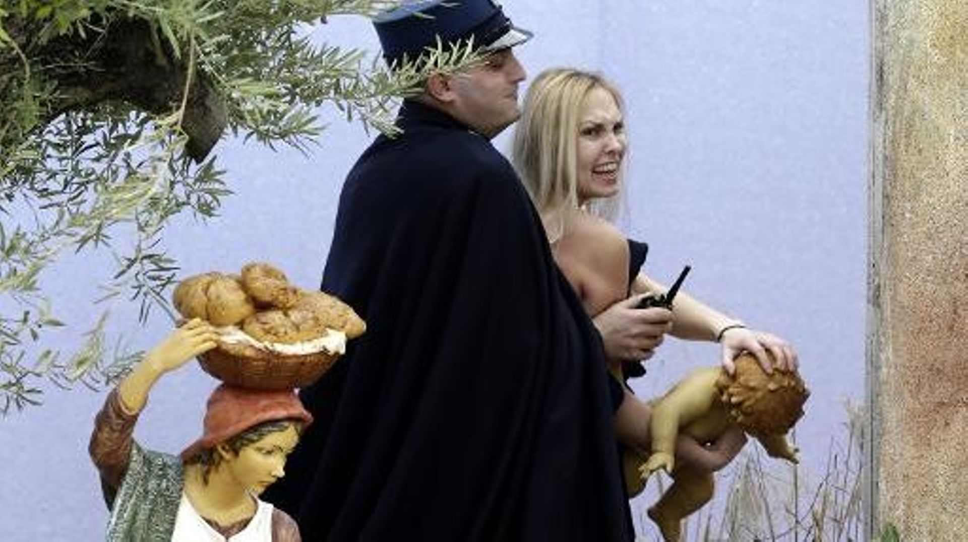 Iana Aleksandrovna Azhdanova arrêtée par la police du Vatican lors d'un action du groupe féministe Femen sur la place Saint-Pierre de Rome le 25 décembre 2014