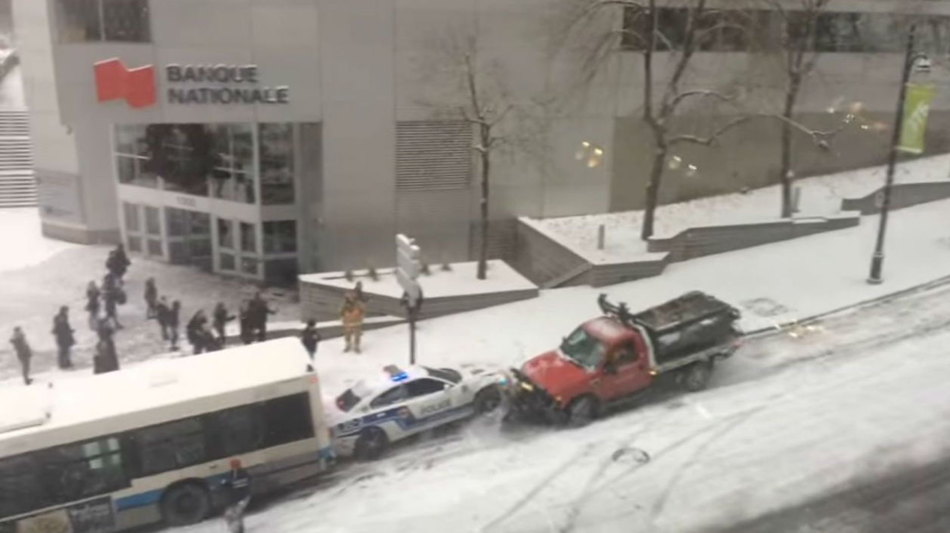 Montréal: un solide verglas et une rue en pente provoquent un carambolage dantesque