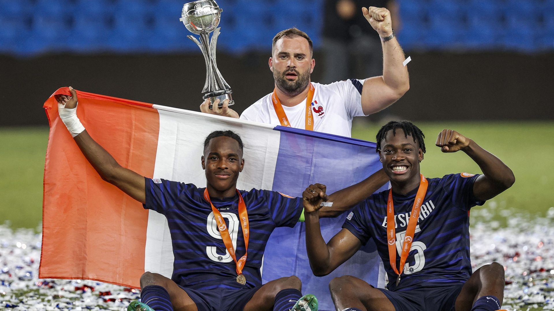 Mathys Tel et son coéquipier El-Chadaille Bitshiabu célèbrent la victoire en finale de l'Euro U17 en juin 2022.