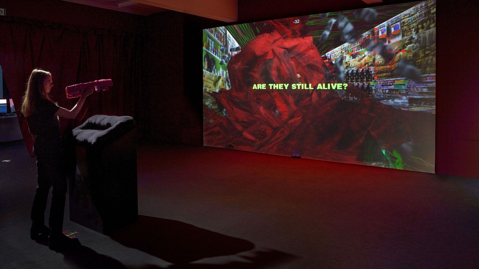 L'installation "SHE KEEPS ME DAMN ALIVE" de Danielle Brathwaite-Shirley est incluse dans l'exposition "WORLDBUILDING: Gaming and Art in the Digital Age".