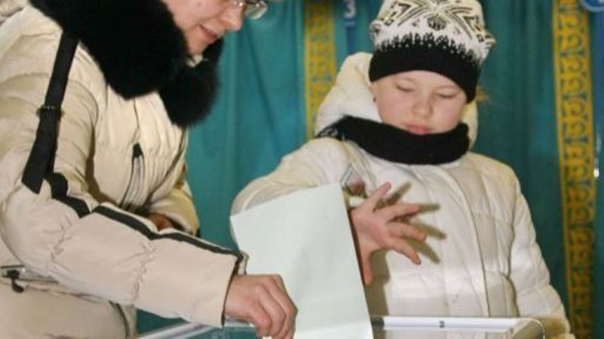 Une femme vote le 15 janvier 2012 à Astana.