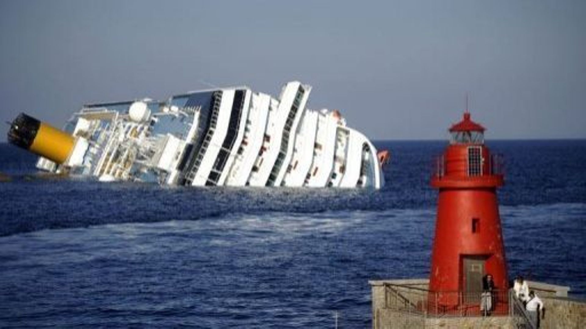 Le Costa Concordia, deux jours après son naufrage qui a fait 32 morts le 12 janvier 2012 au large de l'Italie