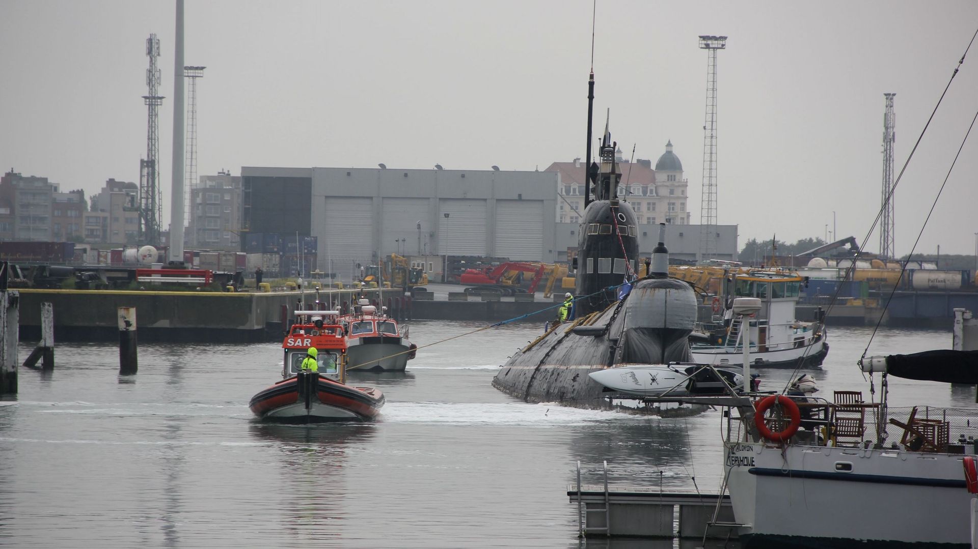 Après 20 ans de bons et loyaux services, le sous-marin russe Foxtrot quitte Zeebruges