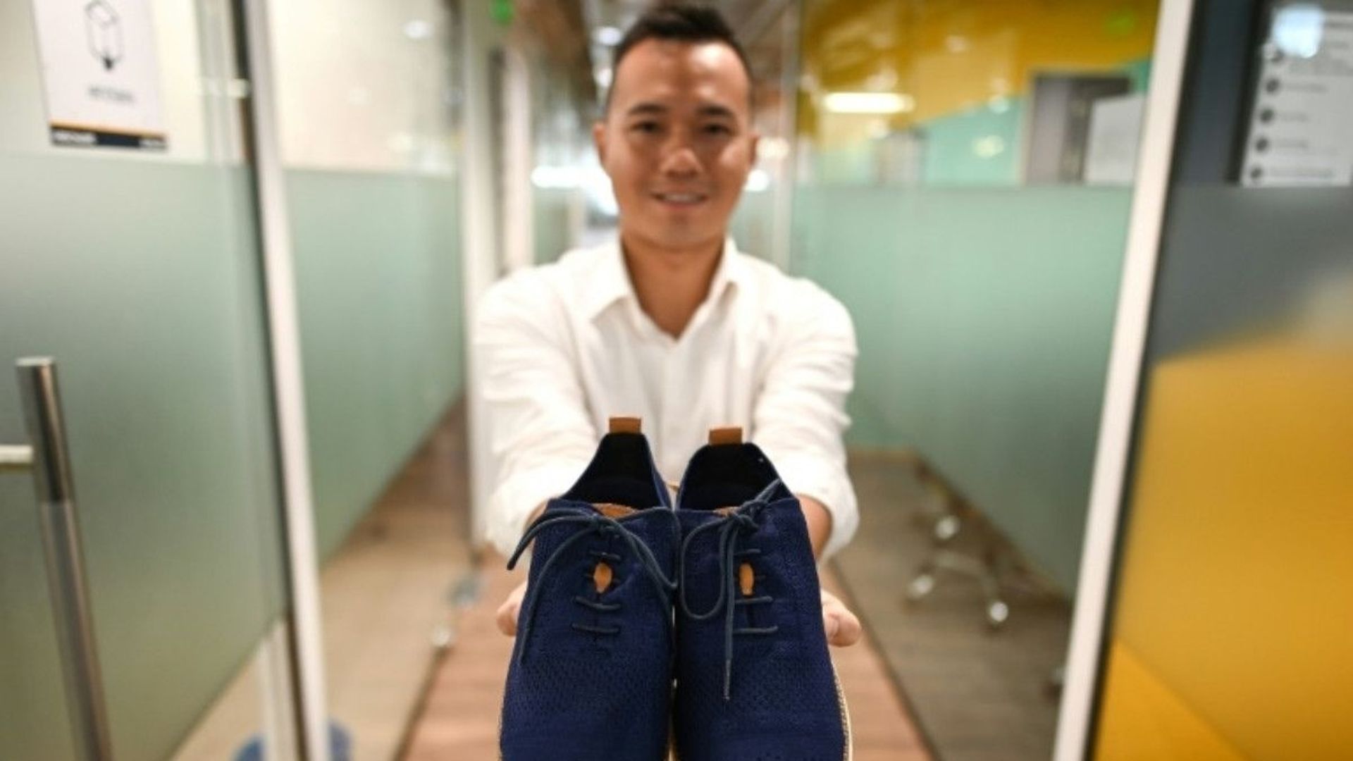 L'entrepreneur vietnamien Le Thanh montre les chaussures fabriquées à partir de marc de café par sa start-up écologiste ShoeX, le 29 juin 2020 à Ho Chi Minh Ville.