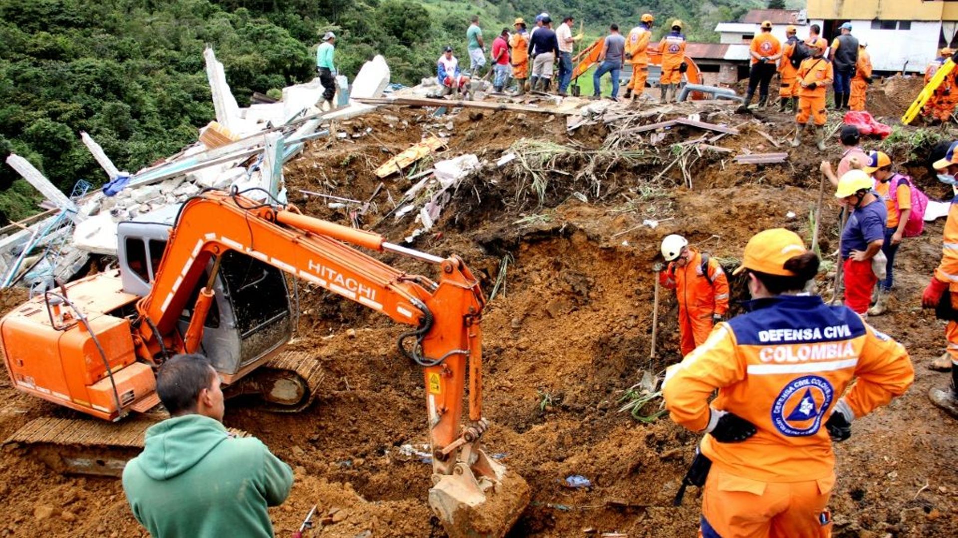 Des équipes de secours recherchent des survivants après un glissement de terrain provoqué par des fortes pluies, le 2 novembre 2021 à Mallama, en Colombie