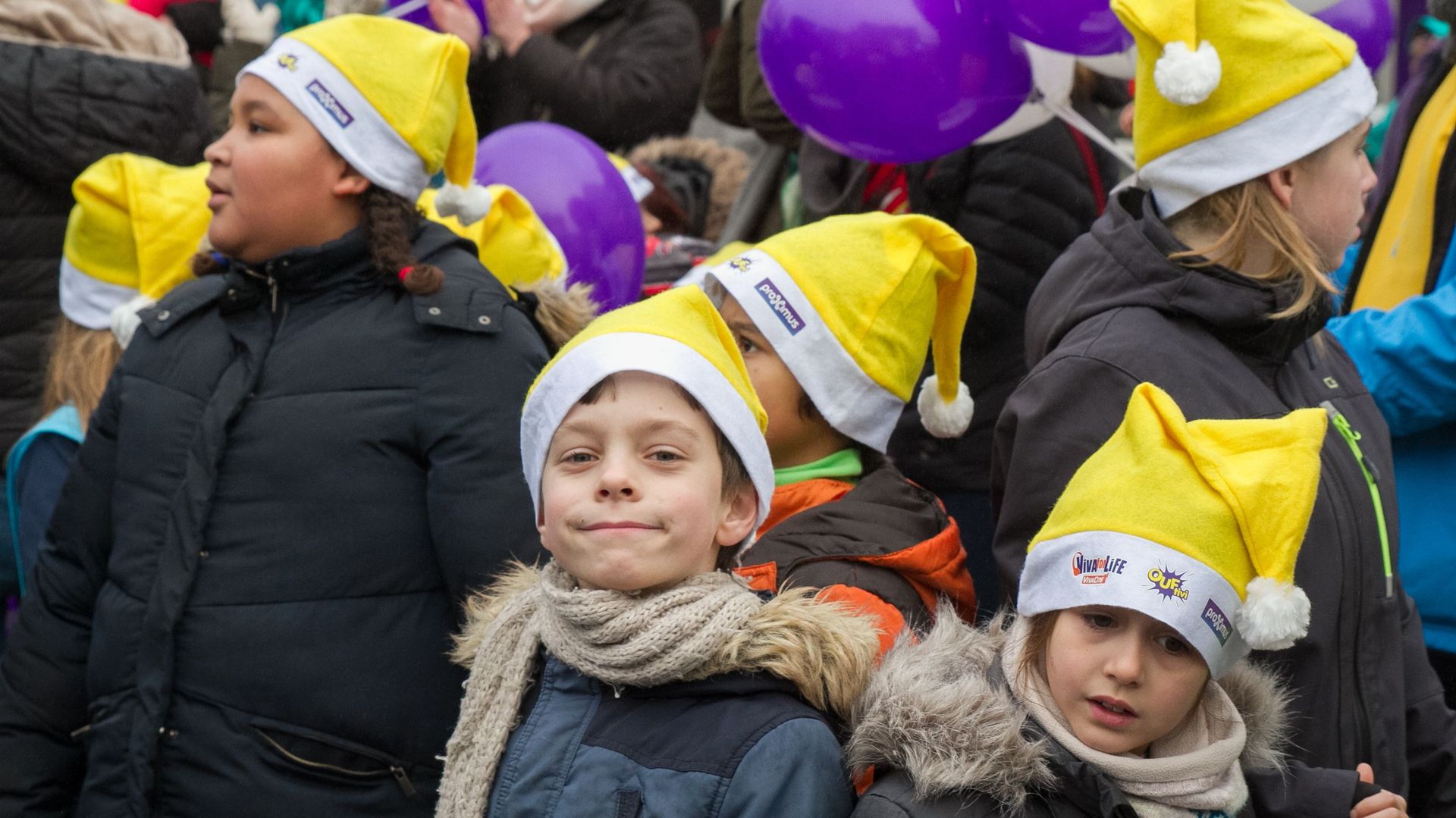 300 enfants forment une chaine sur la Grand-Place de Nivelles et récoltent 5000 euros !