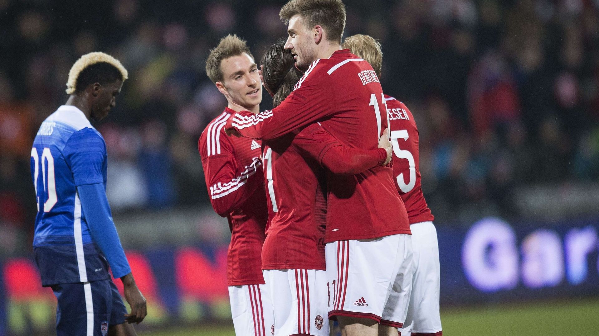 Le Danemark bat les USA grâce à un triplé de Bendtner