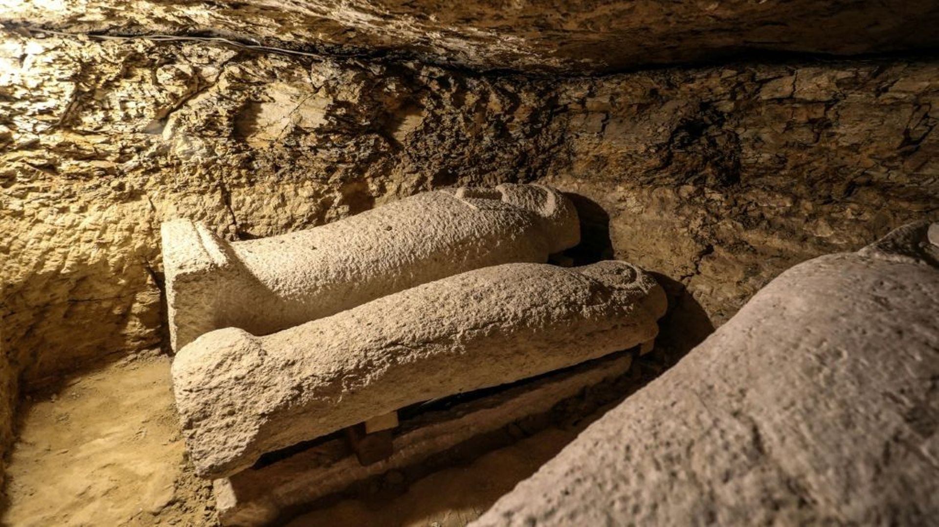 Une photo prise le 30 janvier 2020 montre des tombes contenant des sarcophages datant d'environ 3000 ans, découvertes à Al Ghoreifa, à Minya, à 300 km au sud du Caire 