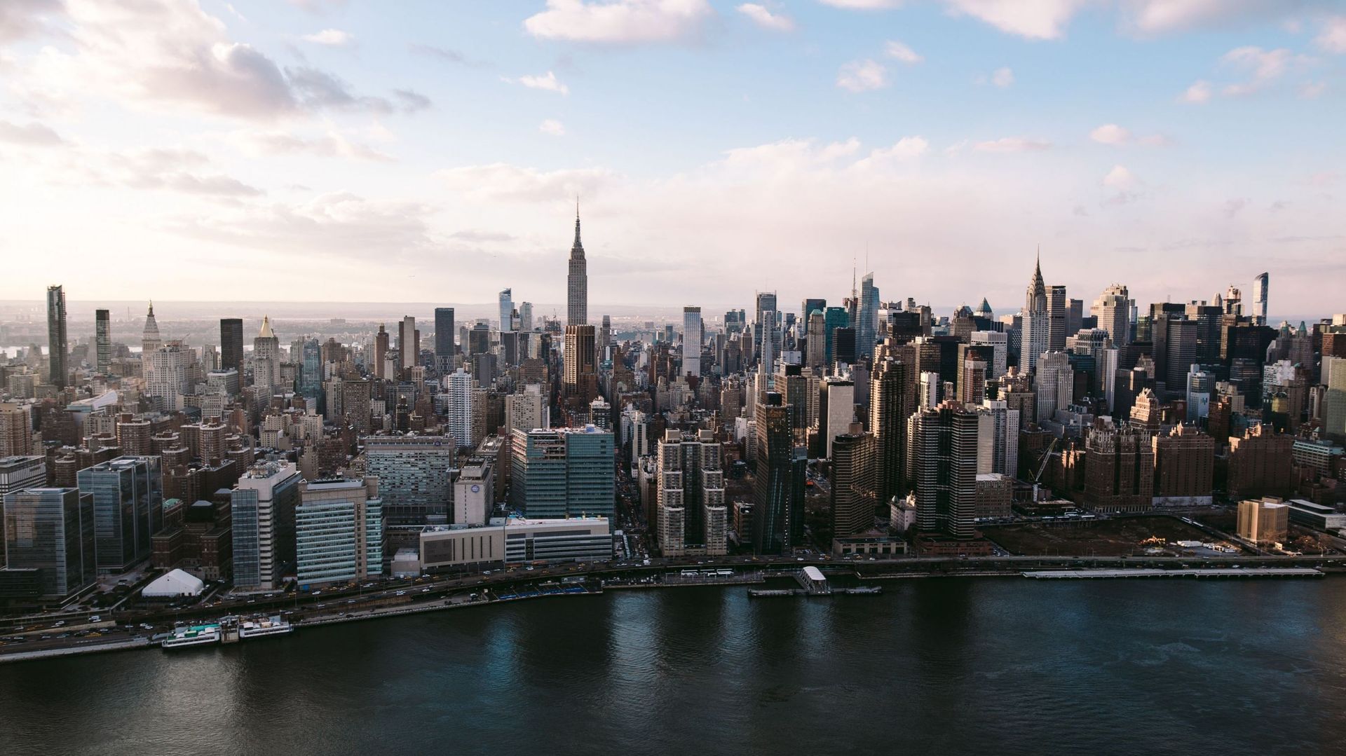 La ville de New-York est pourvue de nombreux gratte-ciel