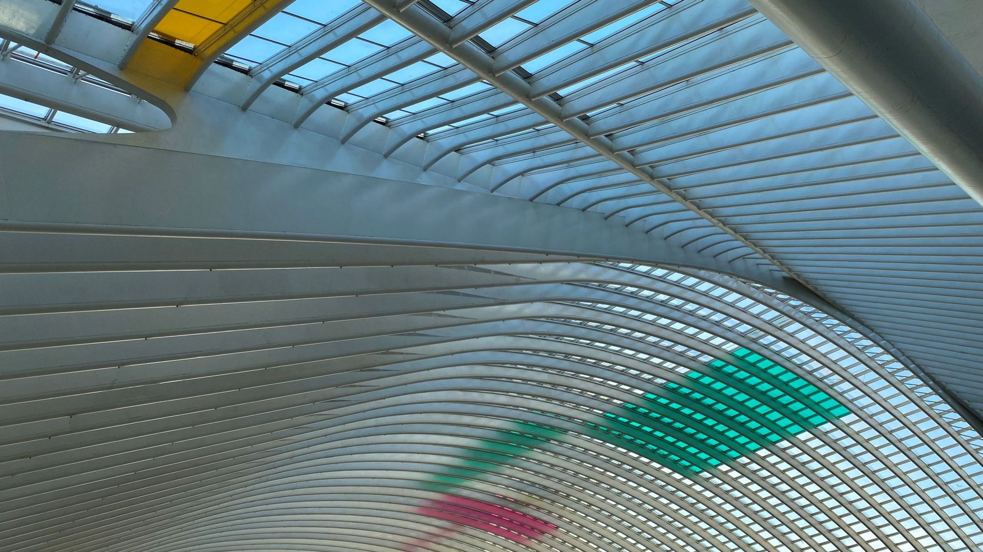 Les premières installations de panneaux colorés ont débuté, sur la verrière blanche de Calatrava