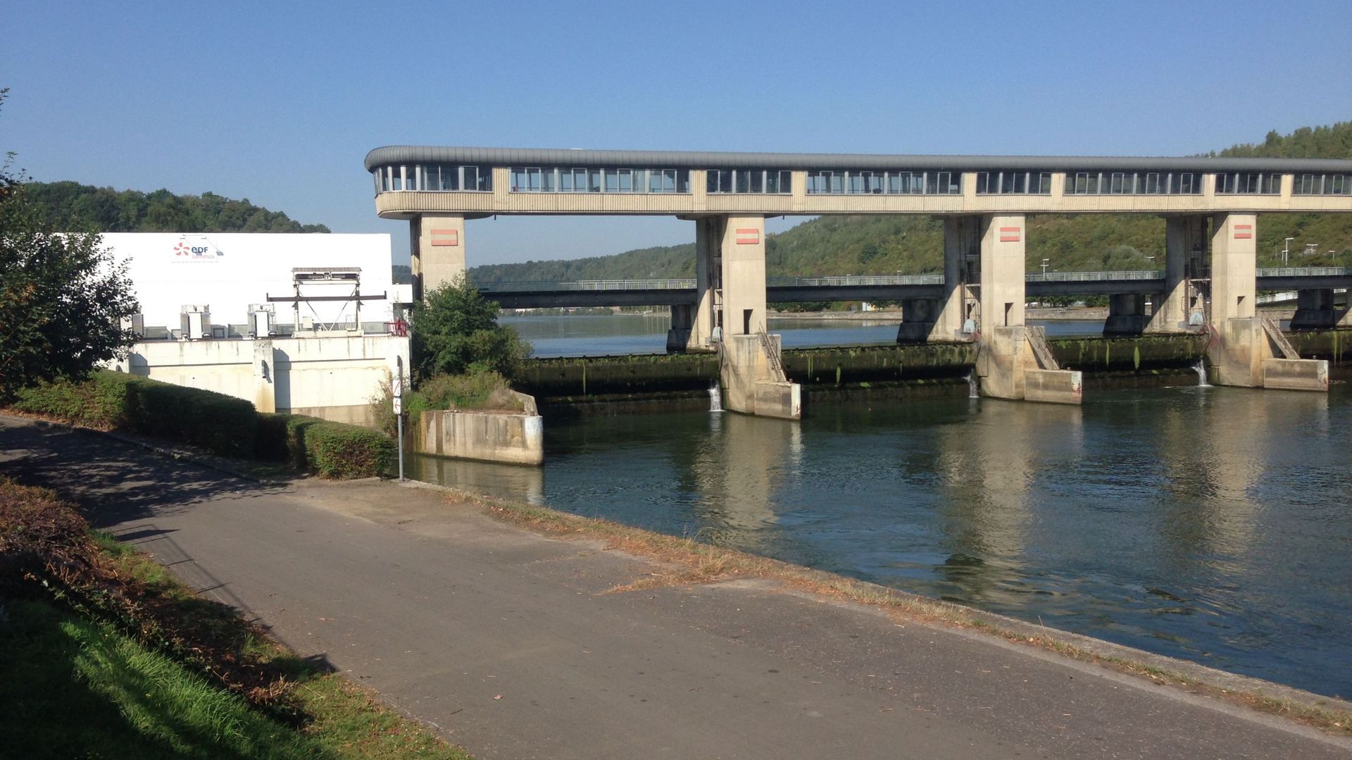A gauche du pont-barrage d'Andenne, la centrale hydro-électrique rénovée par EDF-Luminus fournit de l'électricité à 8000 ménages.