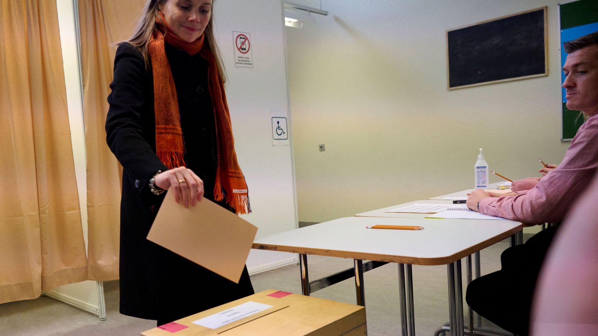 La Première ministre islandaise Katrin Jakobsdottir vote