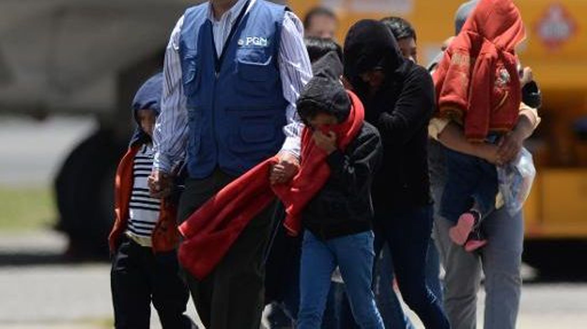 Un groupe de jeunes enfants, entrés clandestinement aux Etats-Unis, ont été renvoyés au Guatemala où ils viennent d'arriver le 22 juillet 2014 
