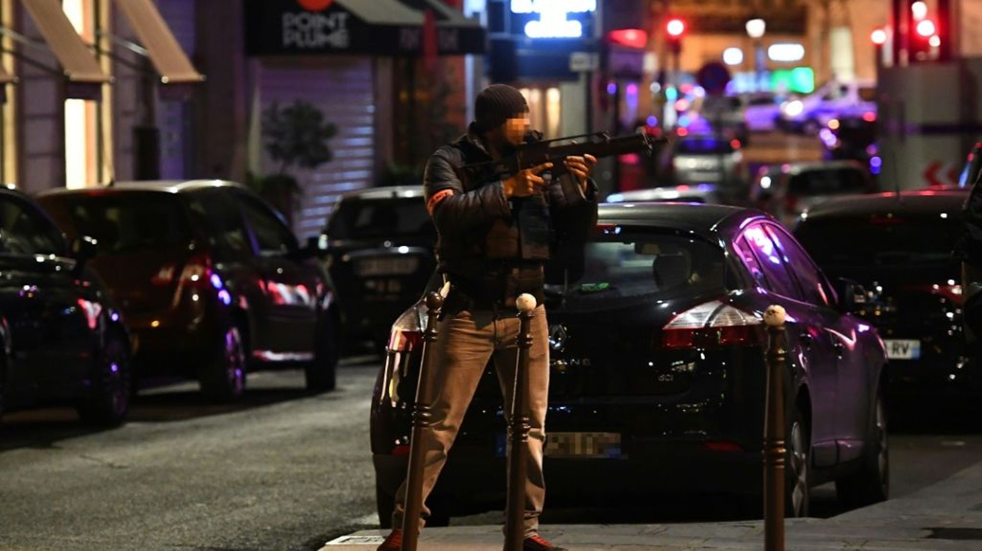 Un policier près du lieu de la fusillade sur les Champs Elysées à Paris le 20 avril 2017